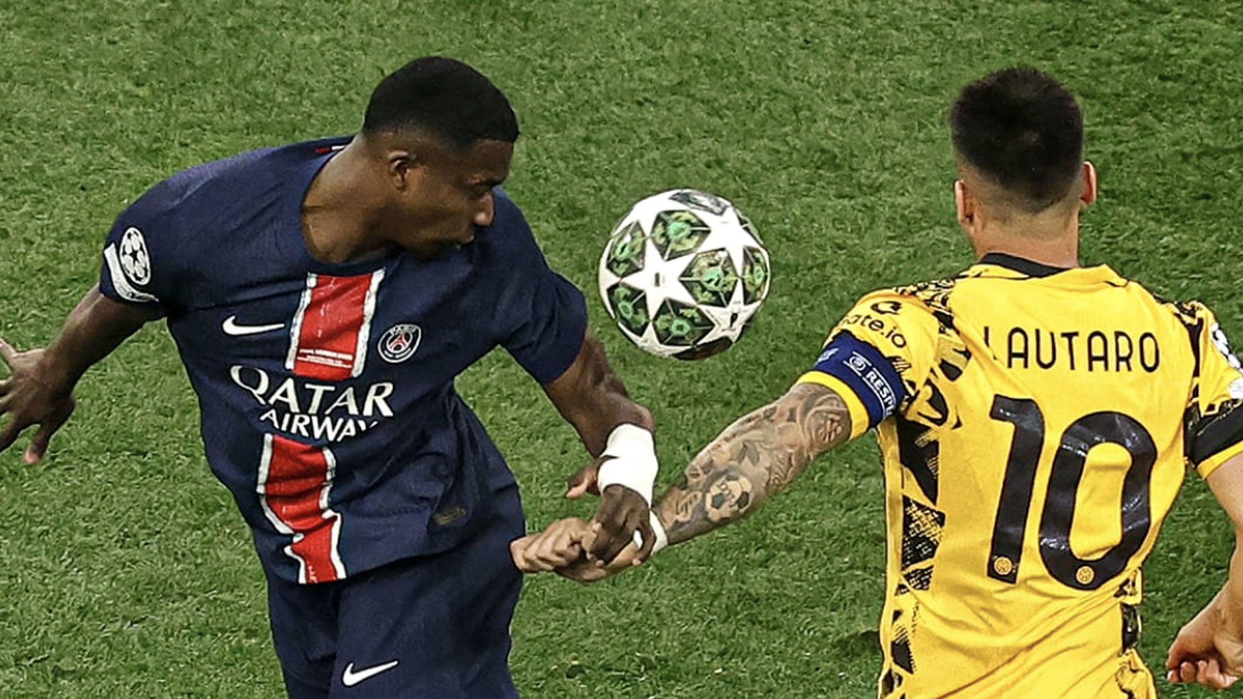 Willian Pacho se enfrenta a Lautaro Martínez