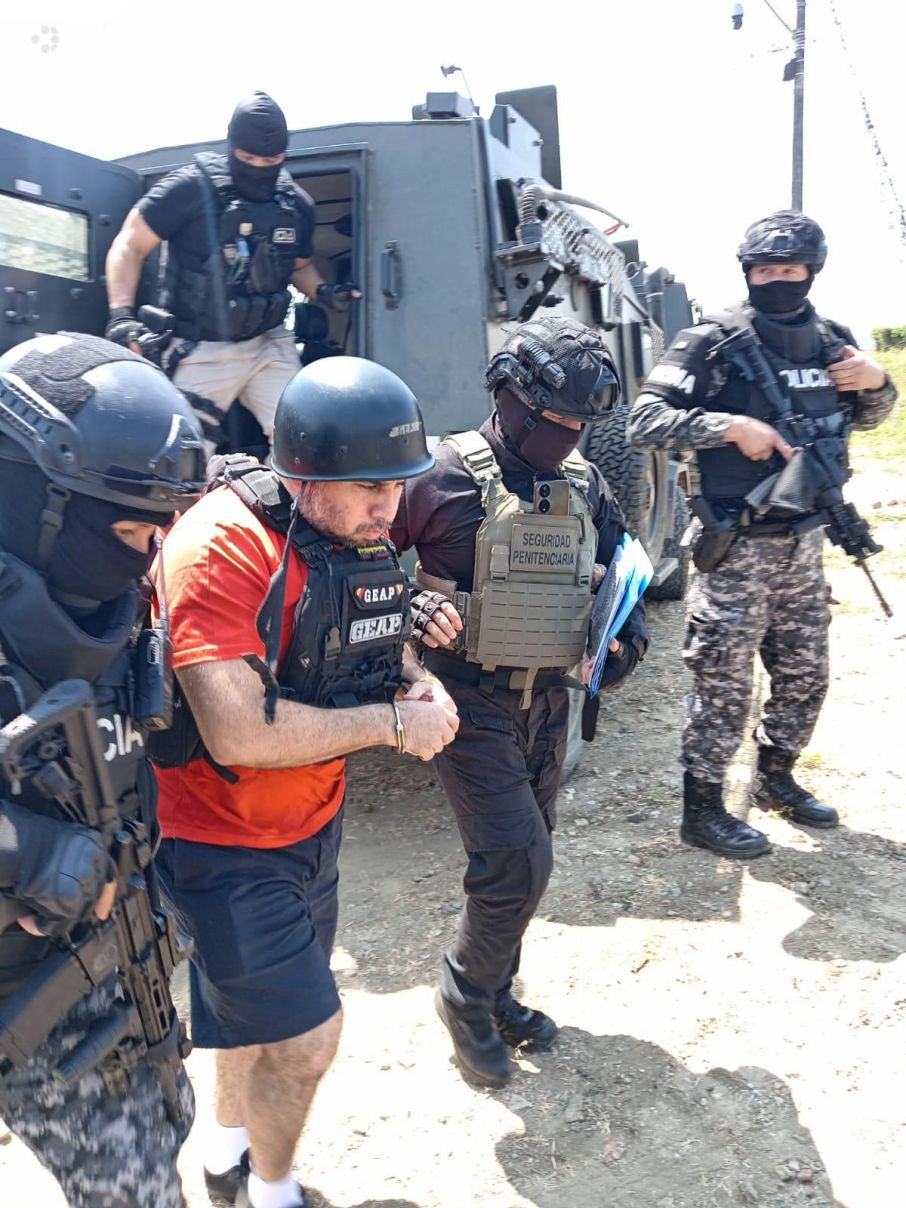 Alias 'Fito' custodiado camino al avión del Departamento de Justicia