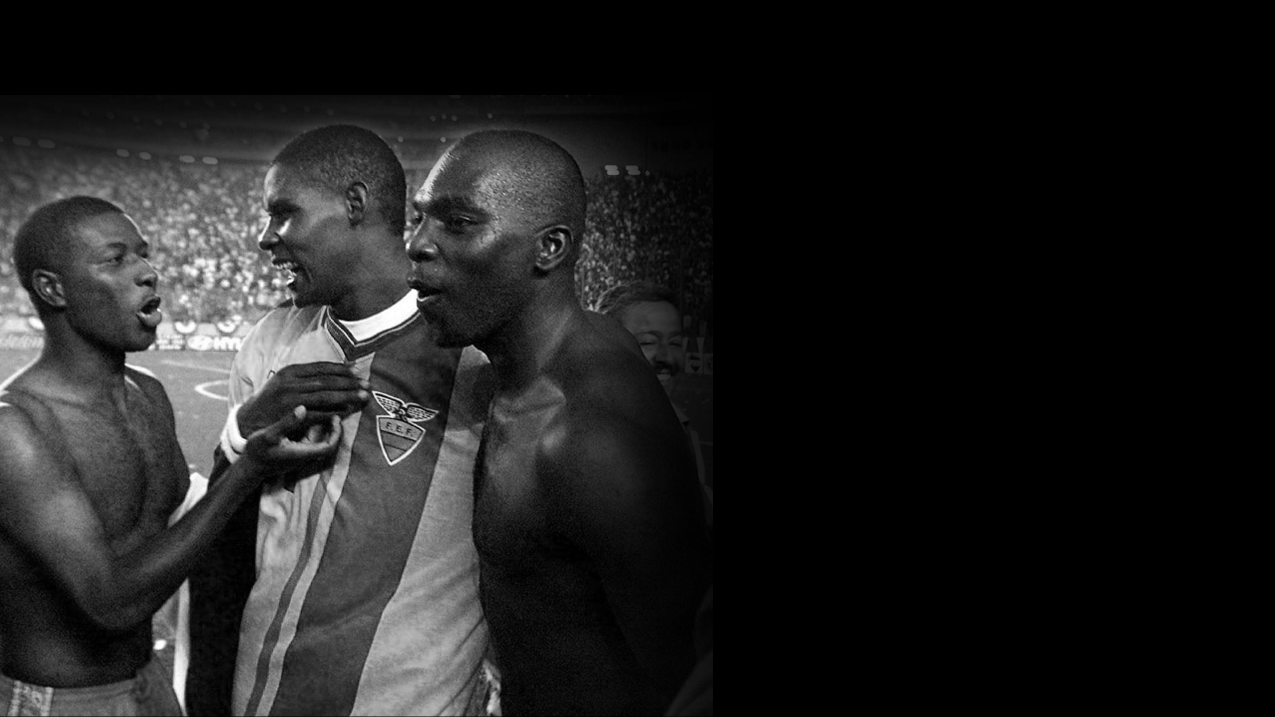 Édison Méndez, Agustín Delgado y la 'Sombra' Espinoza celebran en Perú, en 2001.