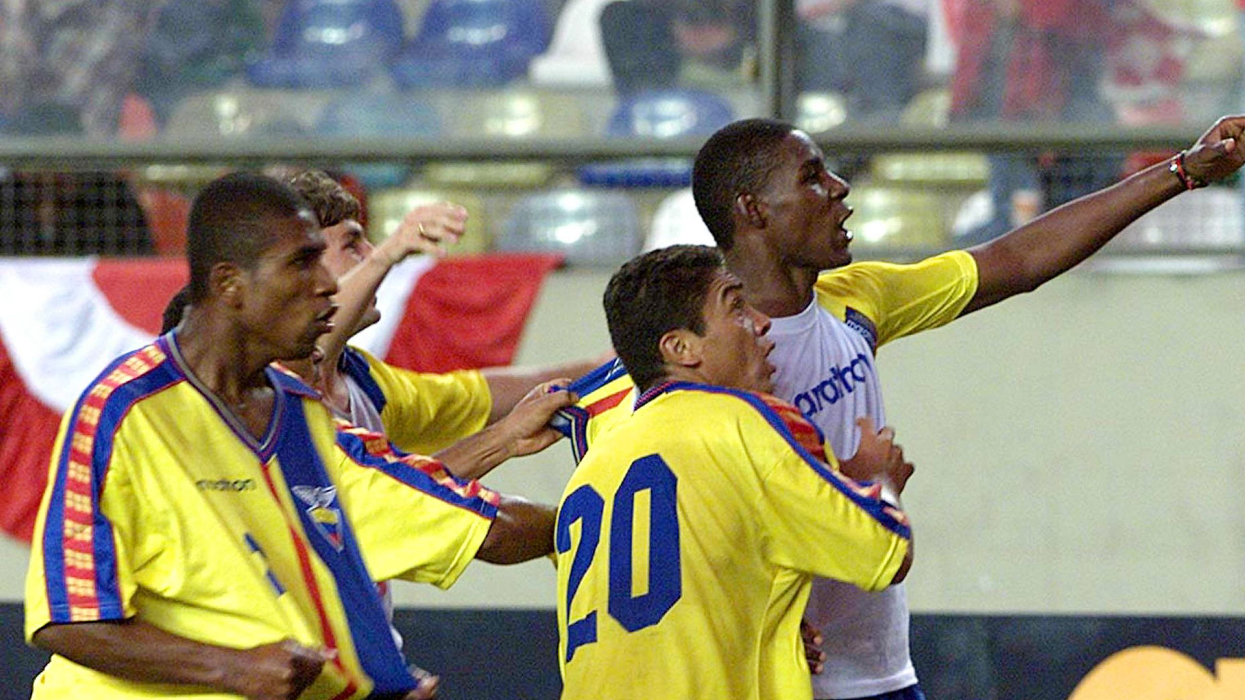 Jugadores de Ecuador celebran la victoria de la selección en Lima, en 2001.