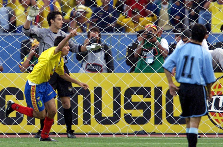 En 2001, Jaime I. Kaviedes celebra el gol que clasificó a Ecuador a su primer mundial de fútbol.