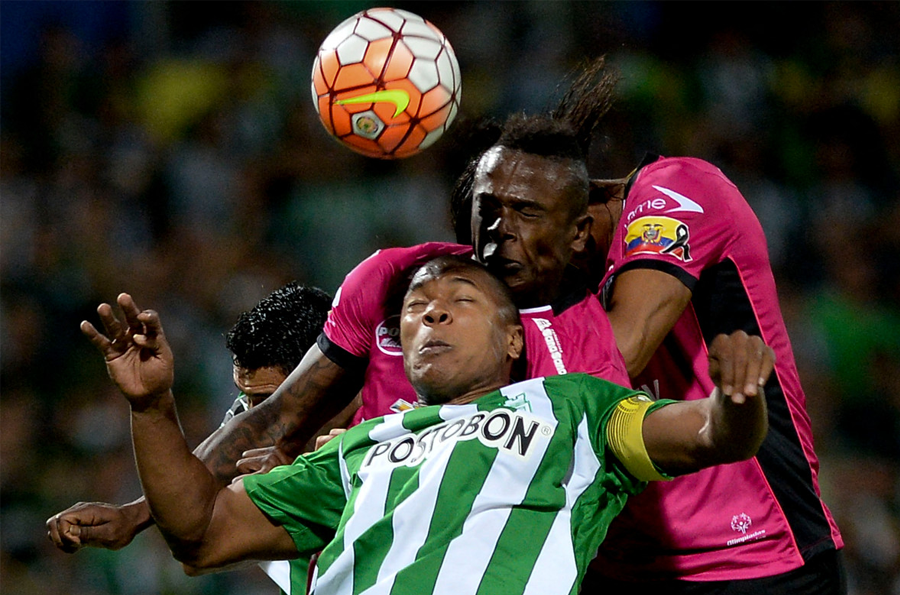José Angulo, de IDV, y Alexis Henríquez, en la final de la Copa Libertadores de 2016, en Quito.