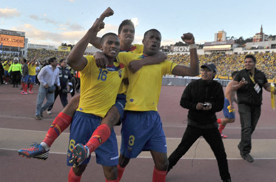Antonio Valencia, Christian Noboa y Fricson Erazo festejan una victoria en el estadio Olímpico Atahualpa, en junio de 2012.