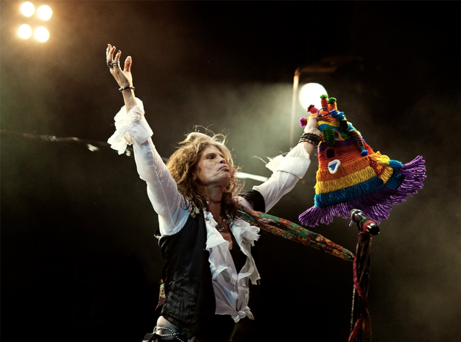 Steven Tyler, de Aerosmith, con la máscara del diablo Huma, en el Atahualpa. Foto tomada de X (@misspotter).