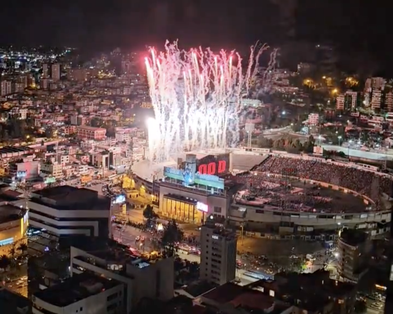 Vista externa del estadio Olímpico Atahualpa durante el concierto de Roger Waters.
