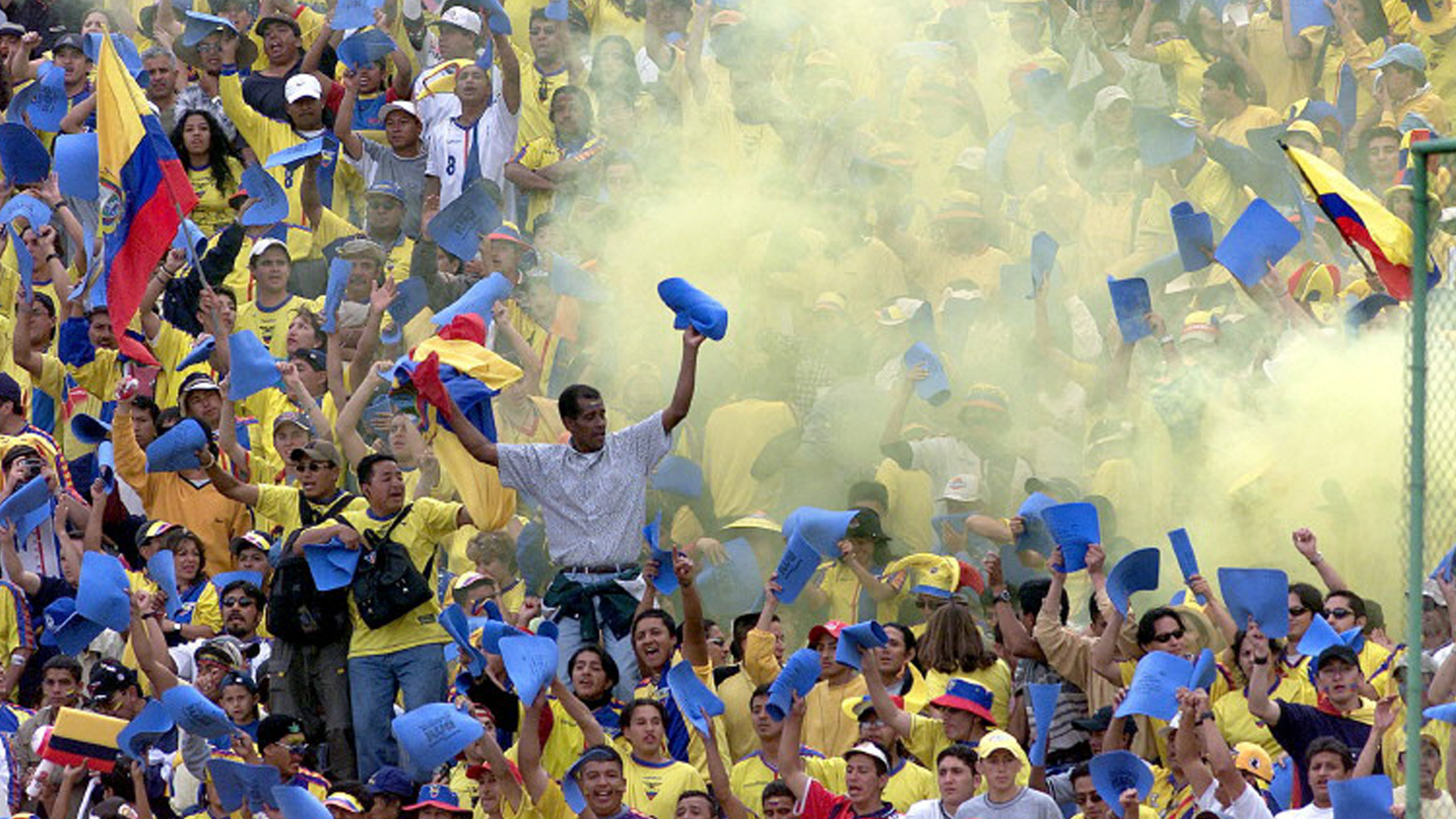 Fanáticos celebran la clasificación al mundial en el estadio Olímpico Atahualpa, en noviembre de 2001.