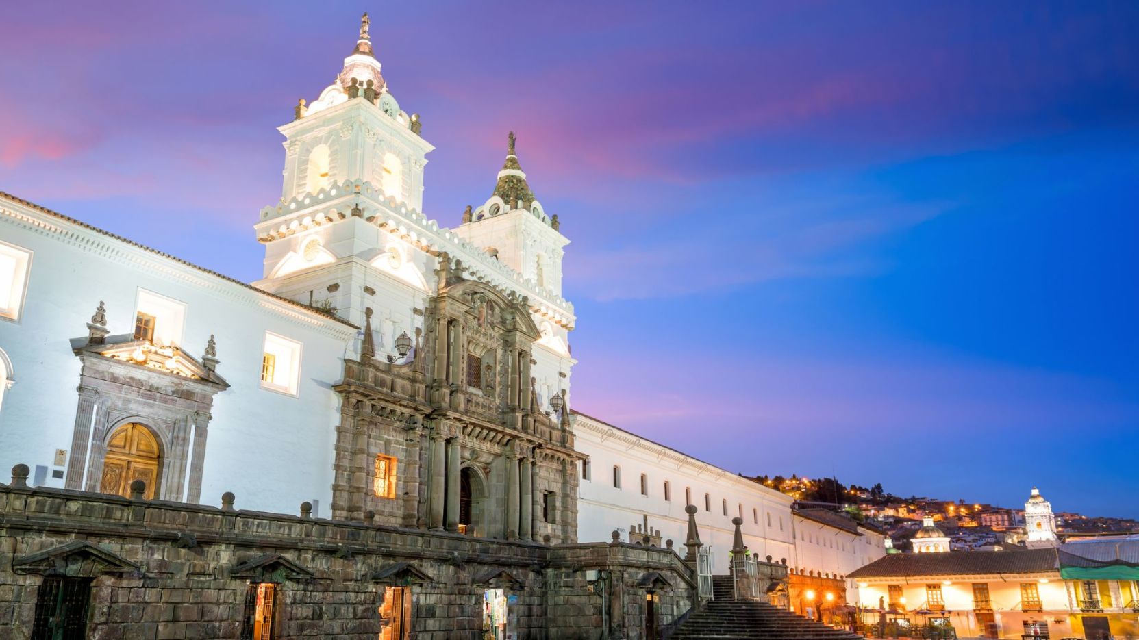 Iglesia de San Francisco, en el Centro Histórico de Quito, al anochecer