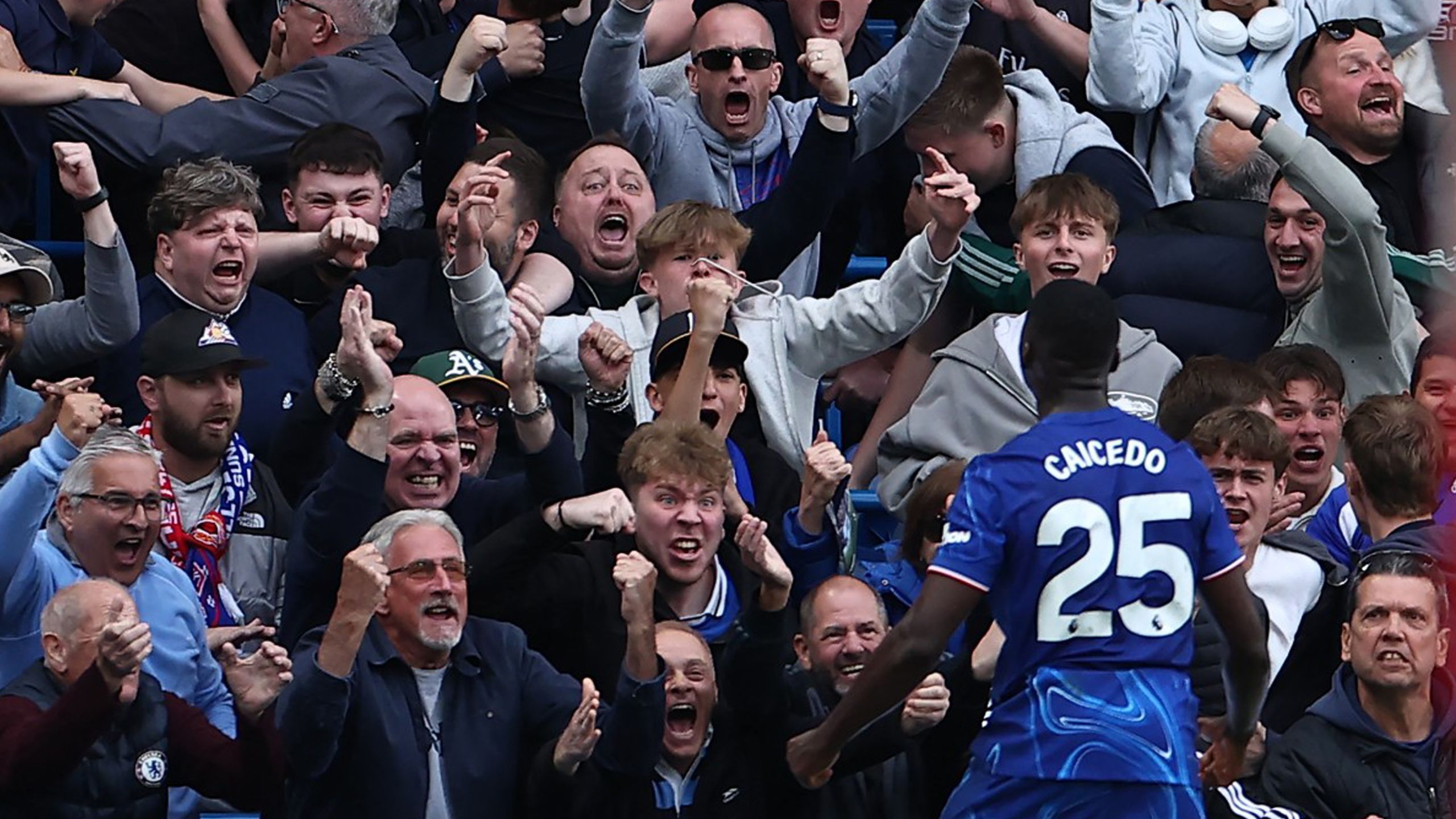 Moisés Caicedo en un partido contra el Liverpool. Foto de AFP