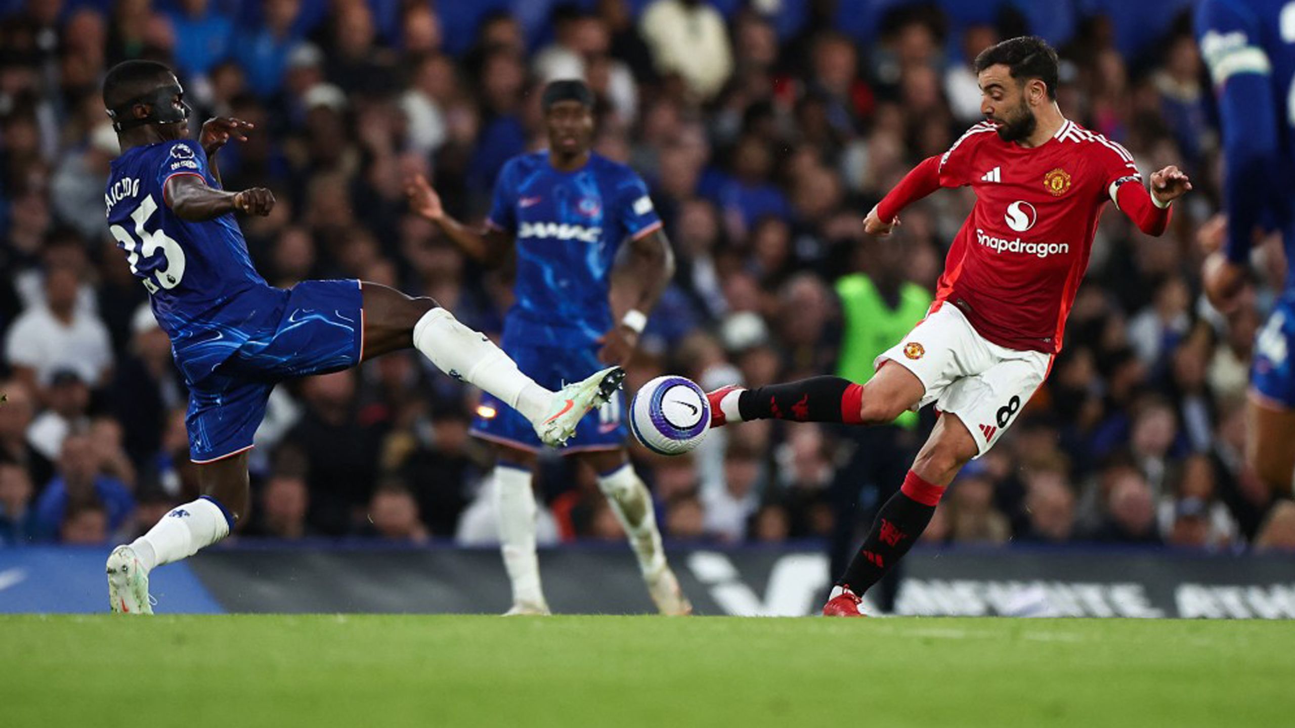 Moisés Caicedo en un partido contra Manchester United. Foto de AFP