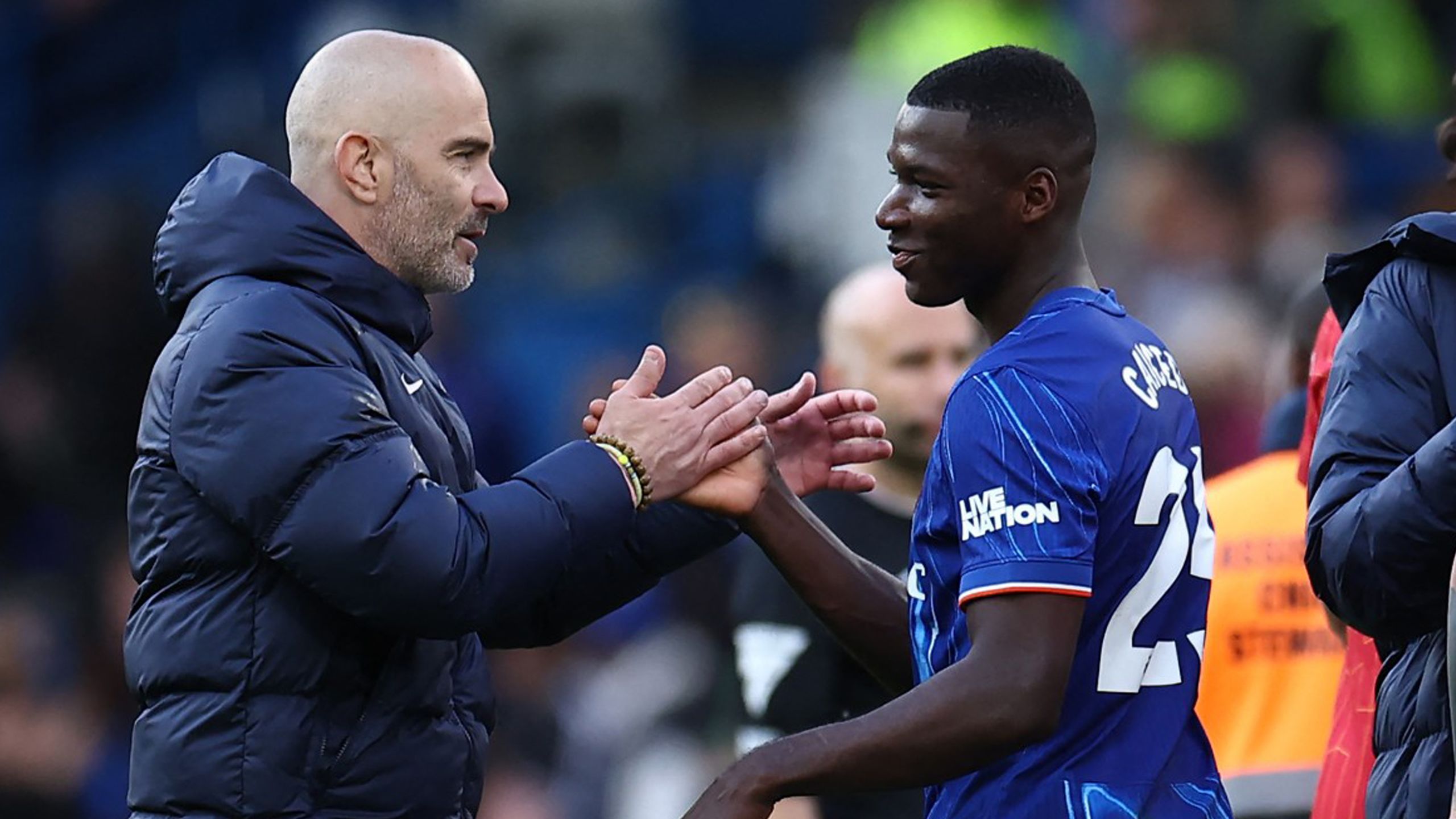 Moisés con el DT del Chelsea, Enzo Maresca. Foto: AFP