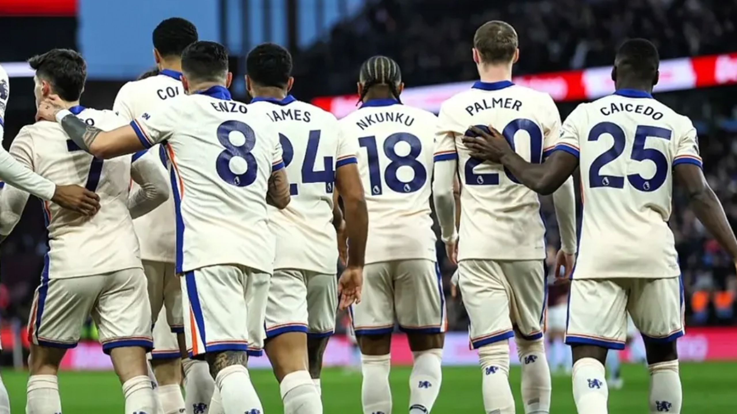 Caicedo festeja un gol con sus compañeros del Chelsea