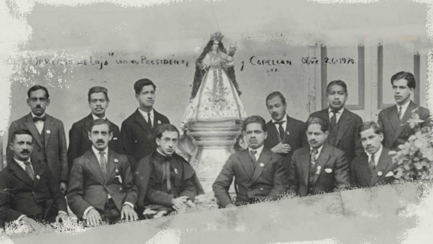 Foto antigua de un grupo de hombres junto a la imagen de la Virgen del Cisne